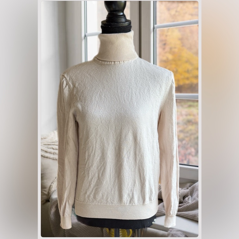 HUGO Off-White Turtleneck Sweater sizeM